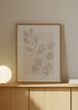 Wandbild mit botanischem Zweig und abgerundeten Blättern aus grauen Punkten auf sanft beigem Hintergrund, im minimalistischen Stil mit klarer Gestaltung und natürlicher Wirkung. Erhältlich auf kudeko.com