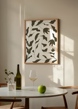 Cuadro decorativo de estilo minimalista y orgánico colocado en salón, patrón floral abstracto en verde oliva, modelo Pretty Floral Pattern