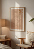 Cuadro decorativo de estilo minimalista y orgánico colocado en salón, rama botánica bohemia en tonos tierra, modelo Rama Bohemia IV