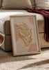 Cuadro decorativo de estilo minimalista y orgánico colocado en salón, rama botánica bohemia en tonos tierra, modelo Rama Bohemia V