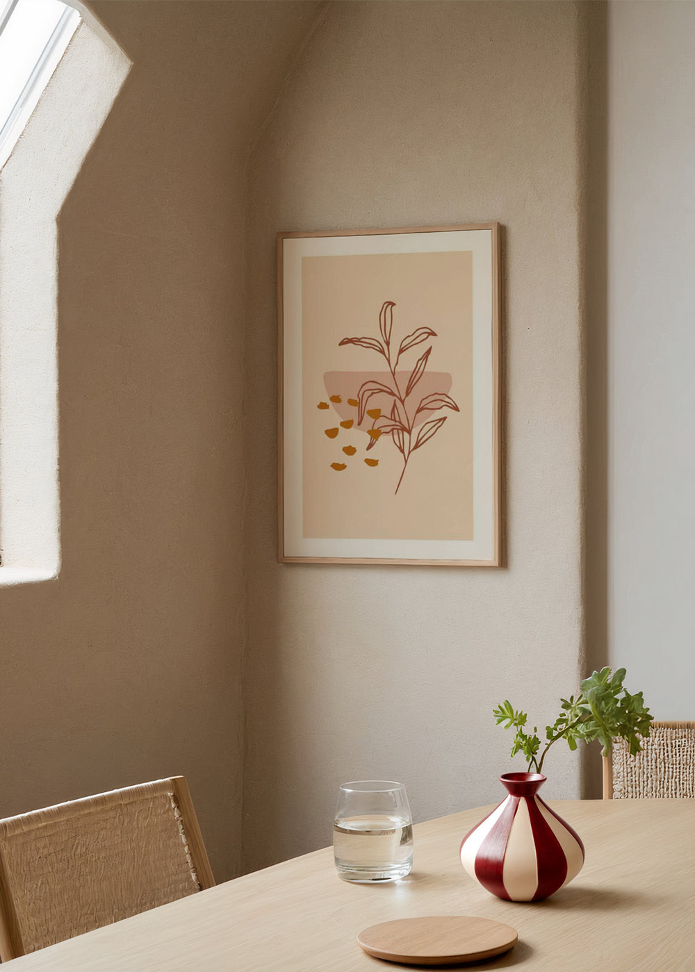 Gerahmtes Wandbild mit Zweig aus feinen Blättern in brauner Linienführung, senfgelben Akzenten, puderrosa Form, beigem Hintergrund und floralem Boho Stil. Erhältlich auf kudeko.com