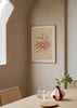Cuadro decorativo de estilo minimalista y orgánico colocado en salón, rama botánica abstracta en tonos cálidos, modelo Rama Bohemia VII