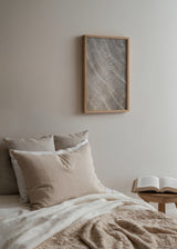 Cuadro decorativo de estilo minimalista y orgánico colocado en salón, reflejos de agua en tonos neutros, modelo Reflections 3