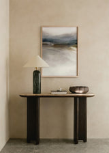 Cuadro decorativo de estilo minimalista y orgánico colocado en salón, paisaje abstracto rural en tonos neutros, modelo Rural 1