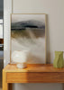 Gerahmtes Wandbild mit abstrakter Komposition aus geschwungenen Formen in Beige, Creme, Rauchgrau, Schwarz und sanftem Olivgrün, im modernen reduzierten Stil. Erhältlich auf kudeko.com