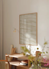 Cuadro decorativo de estilo minimalista y orgánico colocado en salón, abstracción suave en tonos arena, modelo Seda de Arena