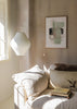Wandbild mit abstrakter Komposition aus überlagerten organischen Formen in Salbeigrün, Beige, Schwarz und Off-White, mit weichem ausgewogenem Stil auf hellem Hintergrund. Erhältlich auf kudeko.com