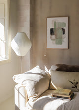 Wandbild mit abstrakter Komposition aus überlagerten organischen Formen in Salbeigrün, Beige, Schwarz und Off-White, mit weichem ausgewogenem Stil auf hellem Hintergrund. Erhältlich auf kudeko.com