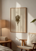 Cuadro decorativo de estilo minimalista y orgánico colocado en dormitorio, rana descansando sobre una flor, modelo Sobre la Flor Dormida