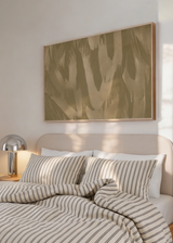 Cuadro decorativo de estilo minimalista y orgánico colocado en salón, composición abstracta orgánica en tonos tierra, modelo Sombra de Hojas