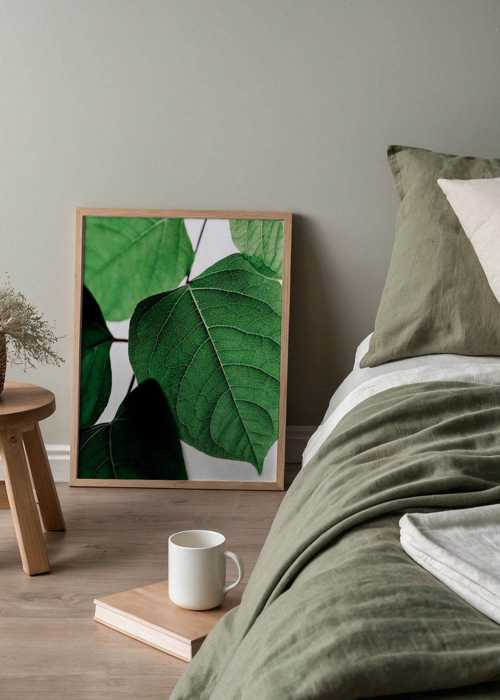 Wandbild mit Nahaufnahme grüner Blätter, das ihre natürliche Textur und frische Ausstrahlung hervorhebt. Erhältlich auf kudeko.com