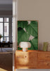 Cuadro decorativo de estilo minimalista y orgánico colocado en salón, fotografía botánica de hojas verdes, modelo Summer Branches