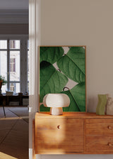 Cuadro decorativo de estilo minimalista y orgánico colocado en salón, fotografía botánica de hojas verdes, modelo Summer Branches