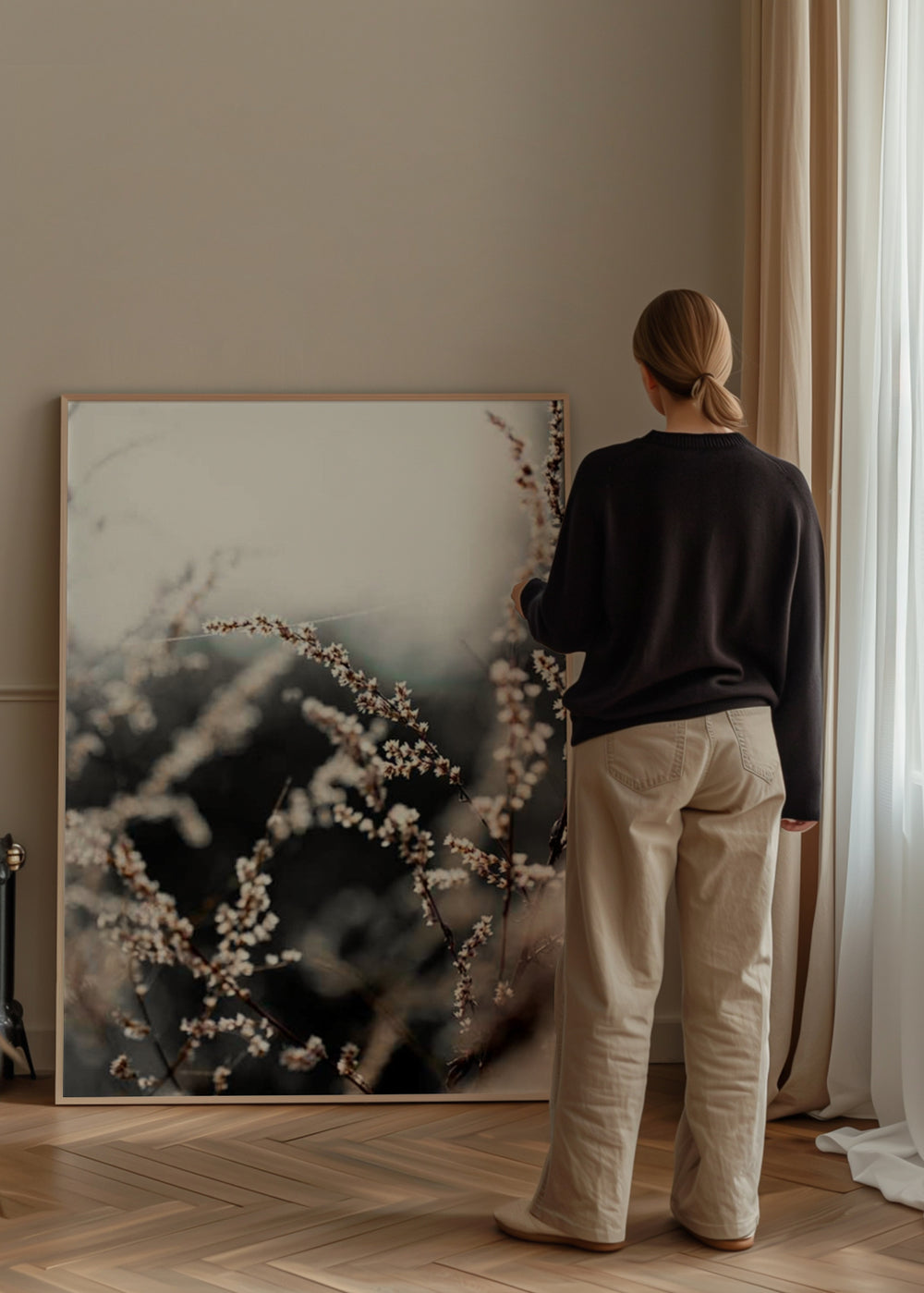 Quadro com ramos de flores silvestres em tons bege e castanho sobre fundo desfocado, com ambiente decorativo suave e natural. Disponível em kudeko.com