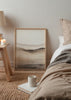 Tableau avec composition abstraite d’horizon en couches ondulées beige, sable, crème, gris fumée et noir doux, dans un style abstrait pour décoration murale contemporaine. Disponible sur kudeko.com