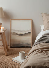 Tableau avec composition abstraite d’horizon en couches ondulées beige, sable, crème, gris fumée et noir doux, dans un style abstrait pour décoration murale contemporaine. Disponible sur kudeko.com
