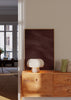Cuadro decorativo de estilo minimalista y orgánico colocado en salón, abstracción orgánica en burdeos, modelo Velo Burdeos