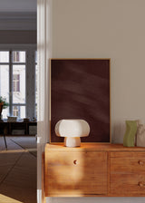 Cuadro decorativo de estilo minimalista y orgánico colocado en salón, abstracción orgánica en burdeos, modelo Velo Burdeos