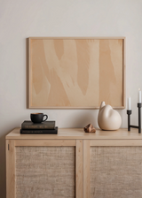 Cuadro decorativo de estilo minimalista y orgánico colocado en salón, composición abstracta en tonos arena, modelo Velo de Arena