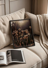 Quadro minimalista de flores secas iluminadas pela luz do entardecer, ideal para decorações nórdicas. Disponível em kudeko.com