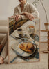 Tableau minimaliste qui capture un instant de tranquillité avec du café et un croissant. Disponible sur kudeko.com.