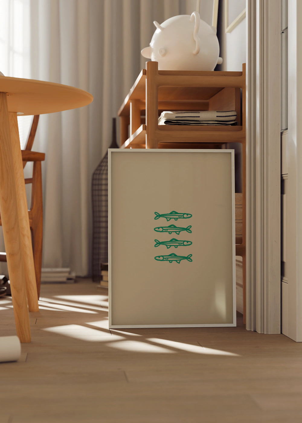 Wandbild im minimalistischen und ruhigen Stil, in einer Küche platziert, mit minimalistischer Illustration von Sardinen, Modell Sardinas sin lata. Erhältlich auf kudeko.com