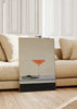 Quadro quadrado minimalista de uma taça com bebida espumante. Disponível em kudeko.com.