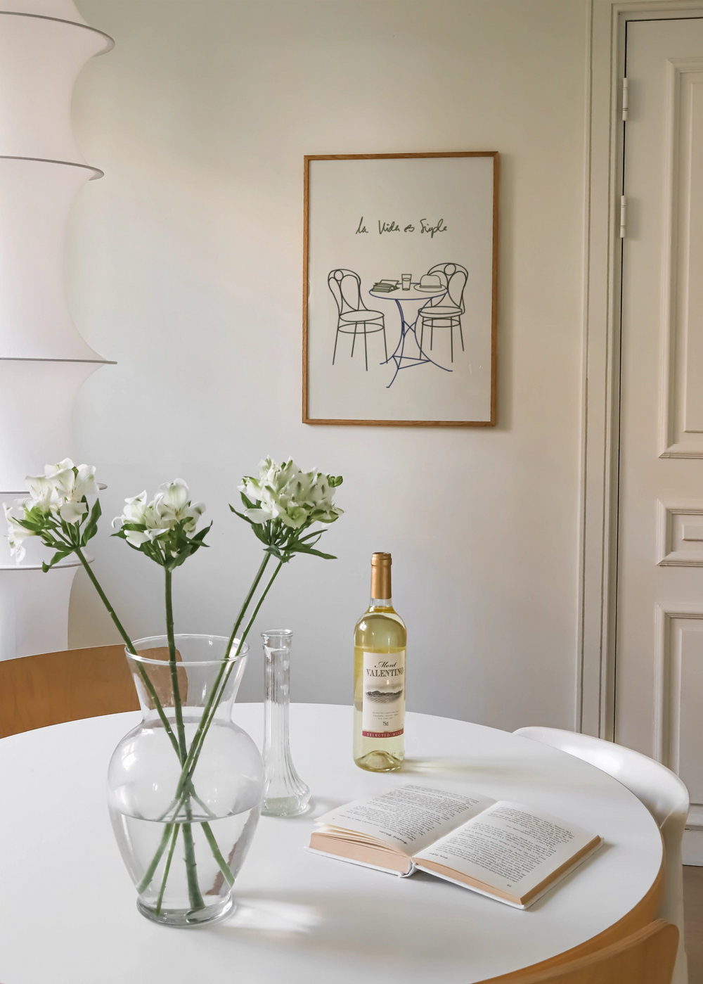 Cuadro decorativo de estilo minimalista y sereno colocado en comedor, ilustración minimalista de mesa y sillas con frase inspiradora, modelo La vida es simple