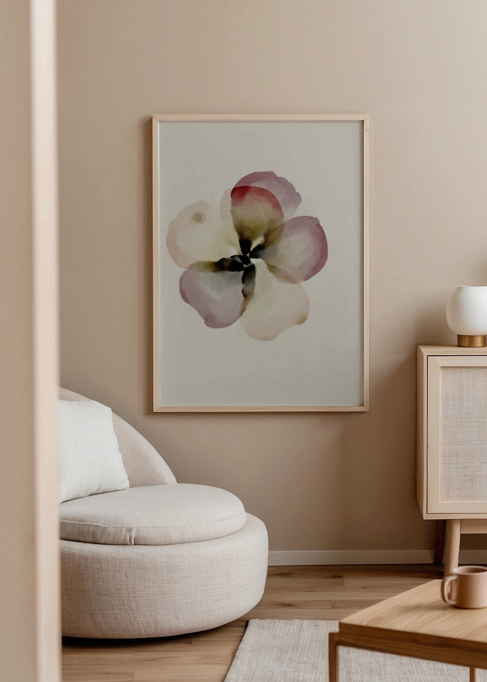 Wandbild im minimalistischen und ruhigen Stil in einem Schlafzimmer, Mandelblüte in sanfter Aquarelloptik, Modell Flor de Almendra. Erhältlich auf kudeko.com