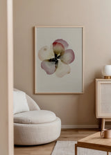 Cuadro decorativo de estilo minimalista y sereno colocado en dormitorio, flor de almendra en acuarela suave, modelo Flor de Almendra