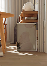 Cuadro decorativo de estilo minimalista y sereno colocado en dormitorio, flor en acuarela de tonos suaves, modelo Flor de Amanecer