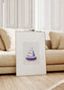 Cuadro decorativo de estilo minimalista y sereno colocado en dormitorio infantil, barco de vela en acuarela, modelo Barco Reflejos Azules