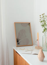 Cuadro decorativo de estilo minimalista y sereno colocado en dormitorio, pétalos florales en rosa suave, modelo Pétalos al Alba