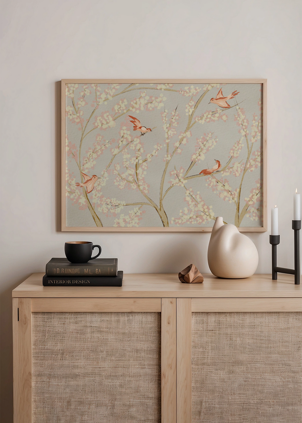 Dekoratives Wandbild im minimalistischen und ruhigen Stil in einem Schlafzimmer, rosa Vögel zwischen Frühlingsblumen, Modell Pink Birds Spring Blossoms. Erhältlich auf kudeko.com
