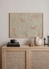 Cuadro decorativo de estilo minimalista y sereno colocado en dormitorio, pájaros rosados entre flores de primavera, modelo Pink Birds Spring Blossoms