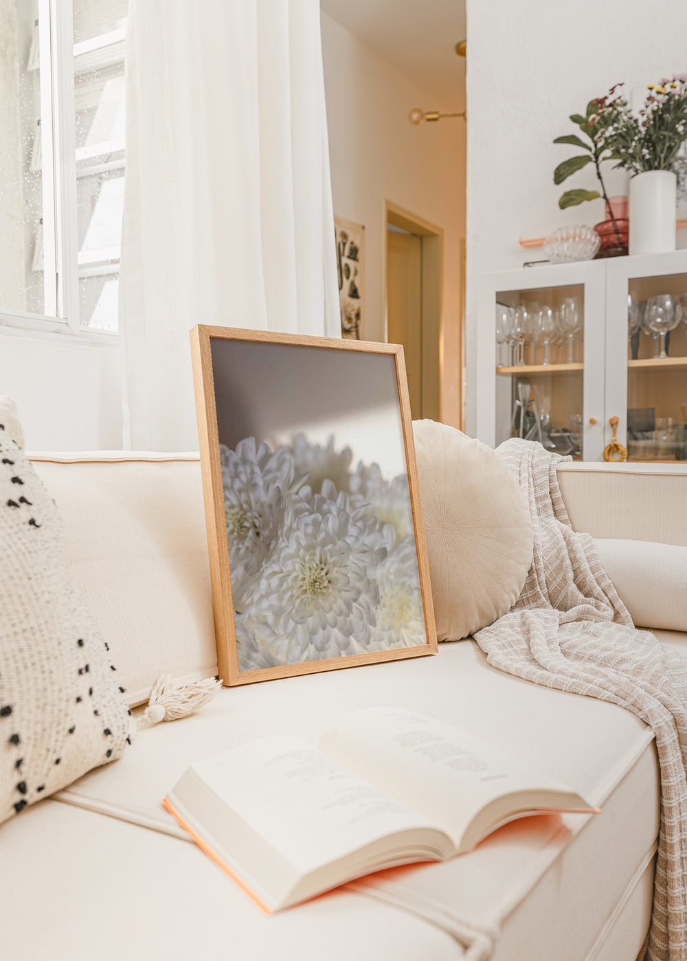 Wandbild mit weißen Blumen und natürlichem Licht, das eine ruhige und frische Atmosphäre in der Inneneinrichtung vermittelt. Erhältlich auf kudeko.com