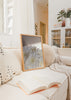 Cuadro decorativo de estilo minimalista y sereno colocado en dormitorio, fotografía serena de flores blancas, modelo White Flowers 6