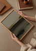 Cuadro decorativo de estilo minimalista y sereno colocado en sala, paisaje abstracto en sombras neutras, modelo Horizonte de Sombra