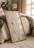 Cuadro decorativo de estilo minimalista y sereno colocado en salón, pintura abstracta en tonos neutros, modelo Brochazos Neutral II
