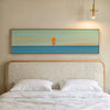 Cuadro decorativo de estilo minimalista y sereno colocado en salón, figura femenina contemplando el mar en tonos suaves, modelo El azul del verano