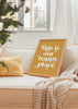 Gerahmtes Wandbild mit dem Spruch This is our happy place in großer weißer Typografie auf senfgelbem Hintergrund, im modernen und reduzierten Schriftstil. Erhältlich auf kudeko.com