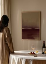 Cuadro decorativo de estilo minimalista y sereno colocado en salón, horizonte abstracto en tonos granate, modelo Horizonte Granate