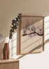 Cuadro decorativo de estilo minimalista y sereno colocado en salón, acuarela abstracta en tonos tierra suaves, modelo Misty Winter Path