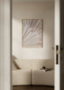 Cuadro decorativo de estilo minimalista y sereno colocado en salón, composición abstracta de pliegues en tonos neutros, modelo Paper Studies 32