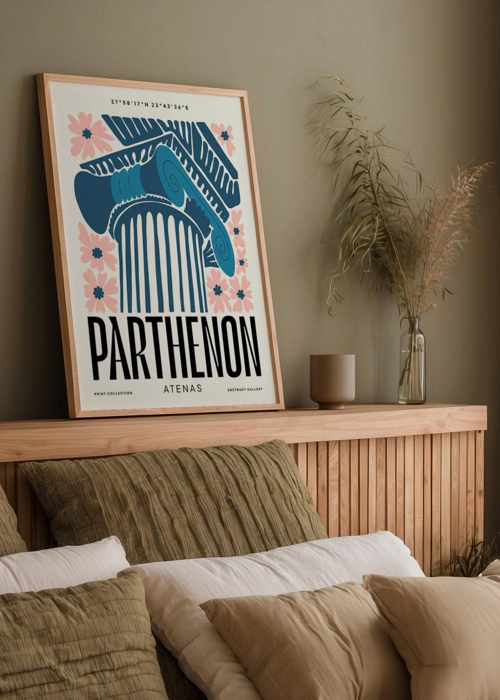 Gerahmtes Wandbild mit Parthenon-Säule, klassischen Reliefs, rosa Blumen, schwarzer Typografie und petrolblauen Nuancen auf hellem Hintergrund im Illustrationsstil. Erhältlich auf kudeko.com