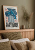 Tableau encadré avec colonne du Parthénon, reliefs classiques, fleurs roses, typographie noire et nuances bleu pétrole sur fond clair, dans un style illustré. Disponible sur kudeko.com