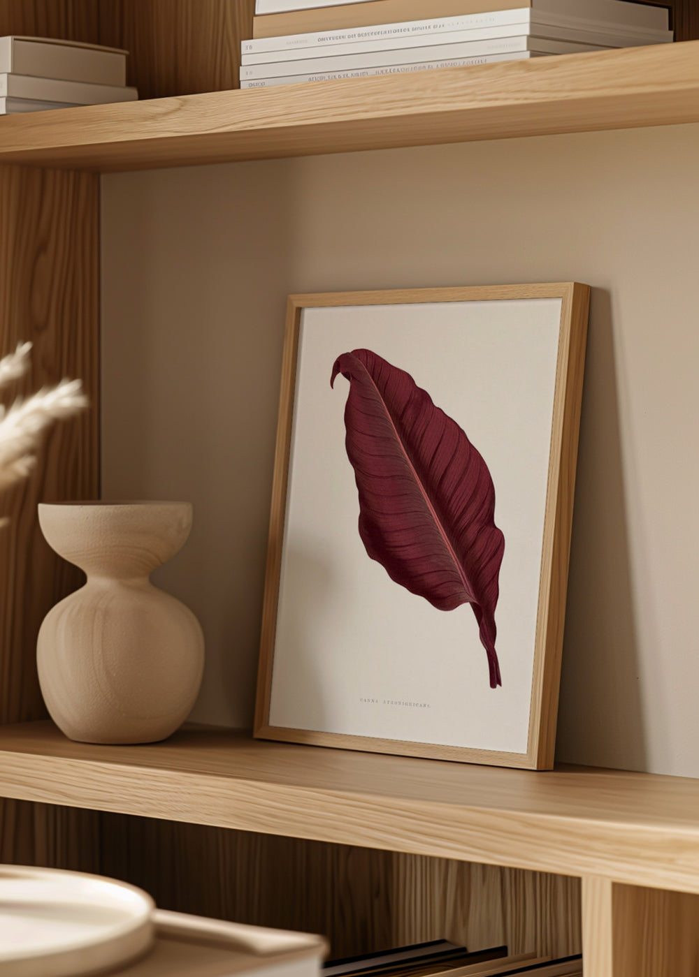 Quadro moderno com folha botânica em tons de bordeaux, para uma decoração de parede elegante e contemporânea. Disponível em kudeko.com