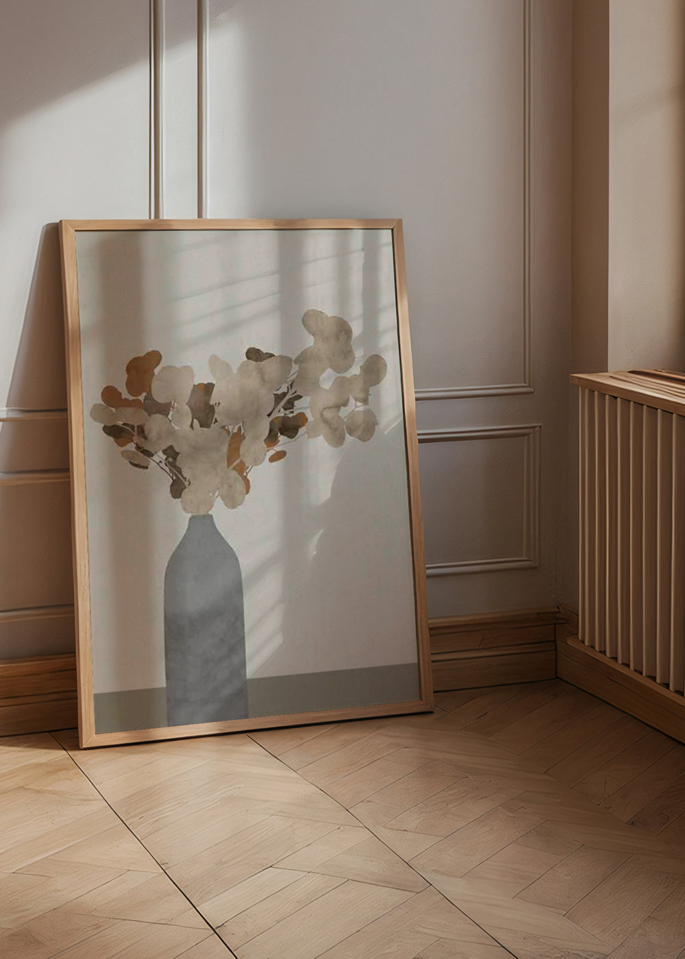 Wandbild mit graublauer Vase, Trockenblumen in Beige, Creme, Tabakbraun und Taupe auf hellem Hintergrund, im minimalistischen und natürlichen Stil. Erhältlich auf kudeko.com