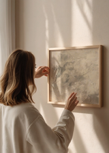 Cuadro decorativo de estilo minimalista y sereno colocado en salón, composición abstracta en tonos neutros, modelo Soft Neutral Flow
