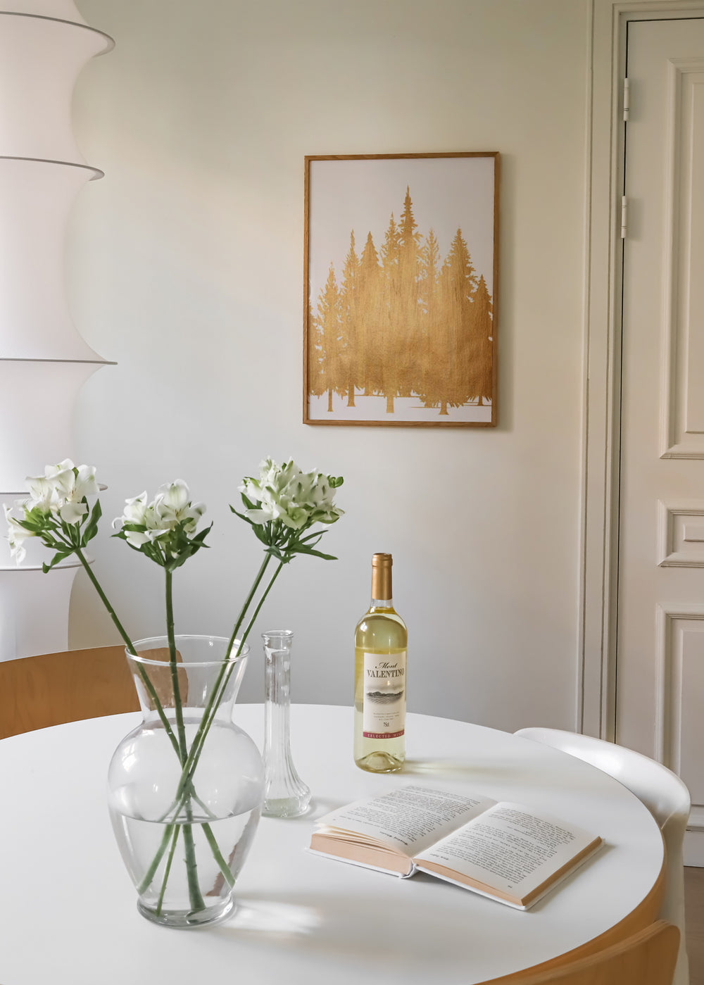 Gerahmtes Wandbild mit Silhouetten eines Tannenwaldes in Gold auf weißem Hintergrund, klare Komposition, helle Farben und zeitgenössischer Natur- und Landschaftsstil. Erhältlich auf kudeko.com